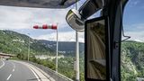 Die Monitore sind innen an der A-Säule angebracht