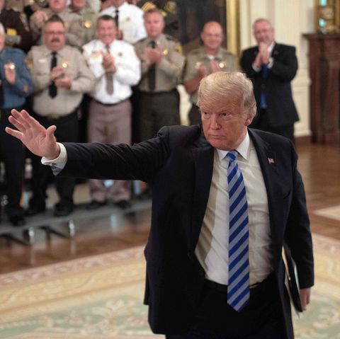 Donald Trump winkt während eines Treffens mit Sheriffs im Weißen Haus