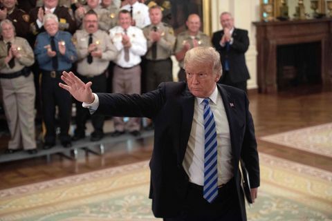 Donald Trump winkt während eines Treffens mit Sheriffs im Weißen Haus