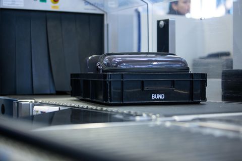 Eine Plastikwanne an der Flughafen-Sicherheitskontrolle