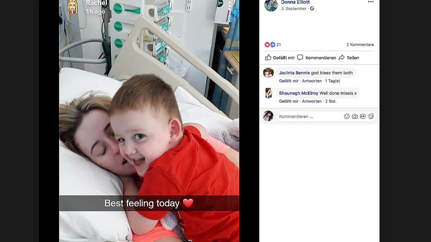 Ein kleiner Junge umarmt seine Mutter im Krankenbett