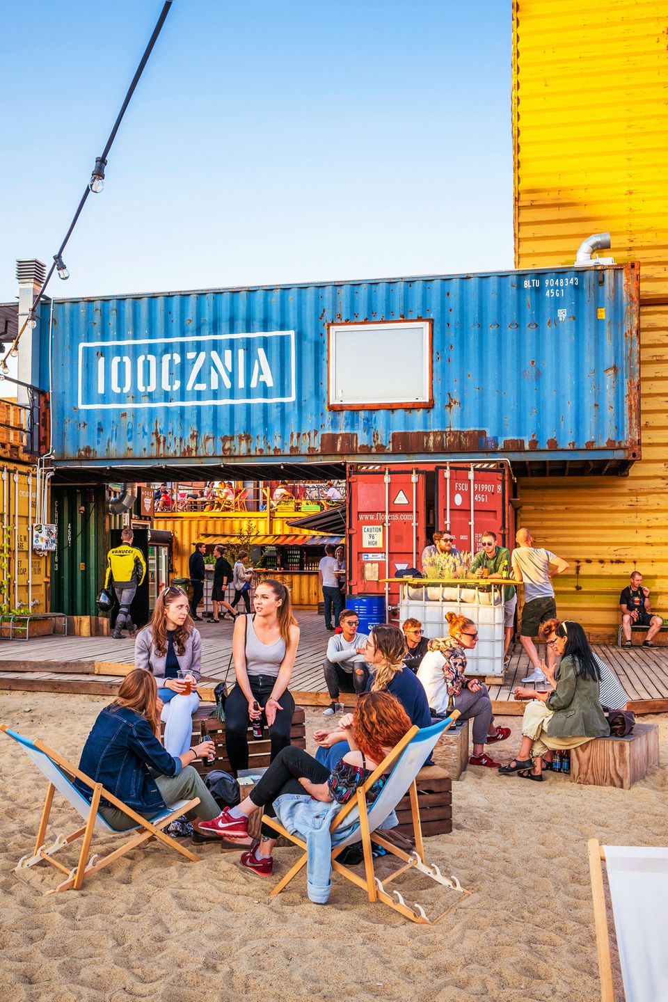 Polens Hafenstadt: Auf die Stadt der Hafenarbeiter spielt das Kulturzentrum 100cznia an, das aus rund 20 Schiffscontainern besteht – mit Beachclub, Garküche, Galerie. Auf die Stadt der Hafenarbeiter spielt das Kulturzentrum 100cznia an, das aus rund 20 Schiffscontainern besteht – mit Beachclub, Garküche, Galerie.