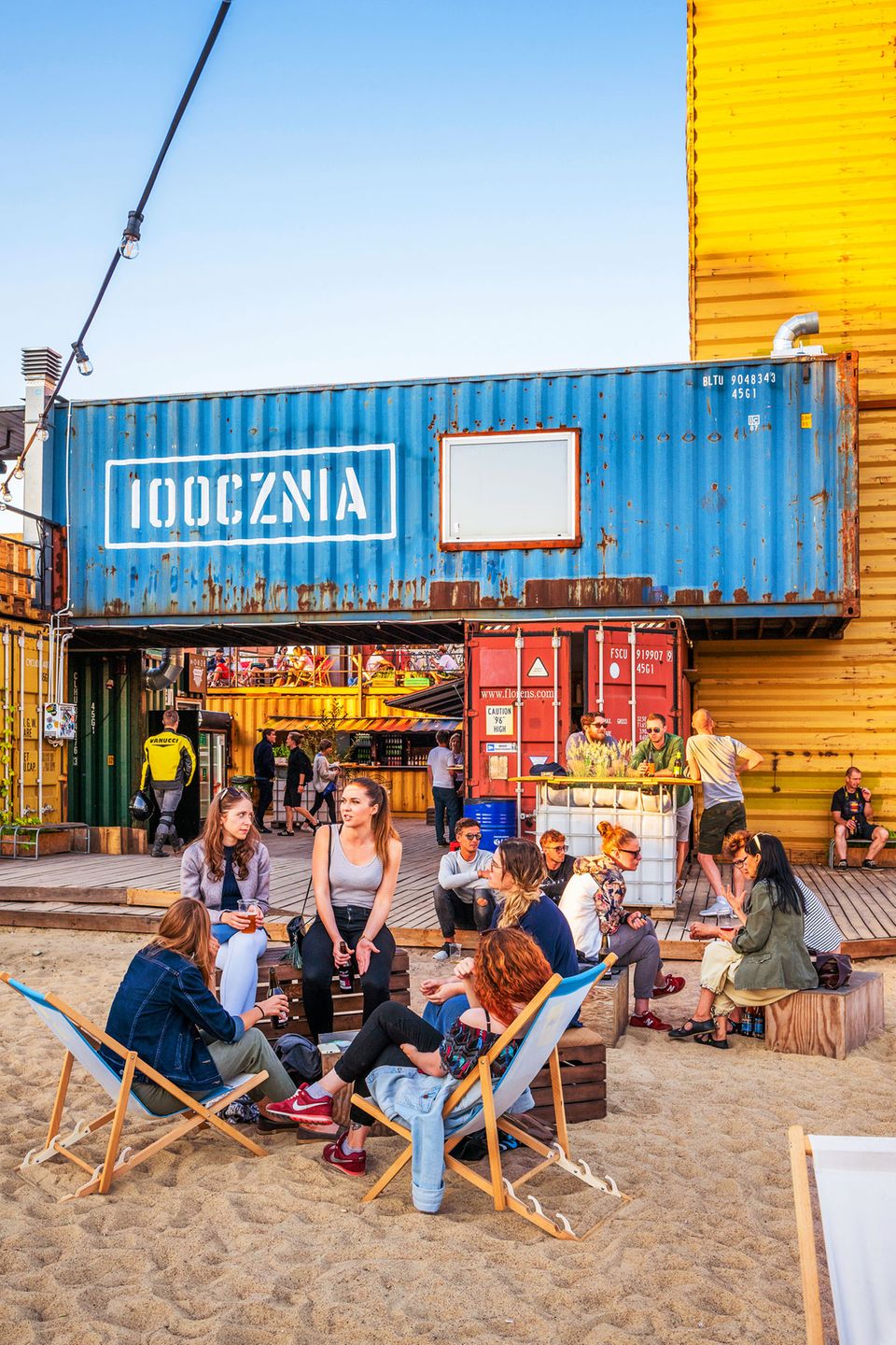 Auf die Stadt der Hafenarbeiter spielt das Kulturzentrum 100cznia an, das aus rund 20 Schiffscontainern besteht – mit Beachclub, Garküche, Galerie. 