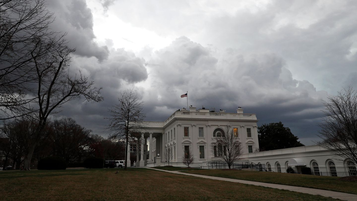 Dunkle Gewitterwolken türmen sich über dem Weißen Haus in Washington, dem Amtssitz von Donald Trump