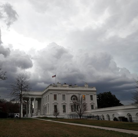 Dunkle Gewitterwolken türmen sich über dem Weißen Haus in Washington, dem Amtssitz von Donald Trump