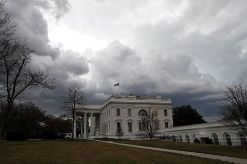 Dunkle Gewitterwolken türmen sich über dem Weißen Haus in Washington, dem Amtssitz von Donald Trump