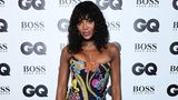 In den Neunzigern war sie die Muse von Designer Gianni Versace, bis heute ist Model Naomi Campbell der Marke eng verbunden. Ihr kunterbuntes Outfit stammt ebenfalls von dem italienischen Label.