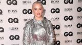 Alufolie oder Rettungsdecke? Schauspielerin Rose McGowan trug einen eigenwilligen Mantel. Vielleicht war es auch eine Rüstung à la Jeanne d’Arc? Immerhin ist die 45-Jährige eine engagierte Kämpferin der #MeToo-Bewegung.