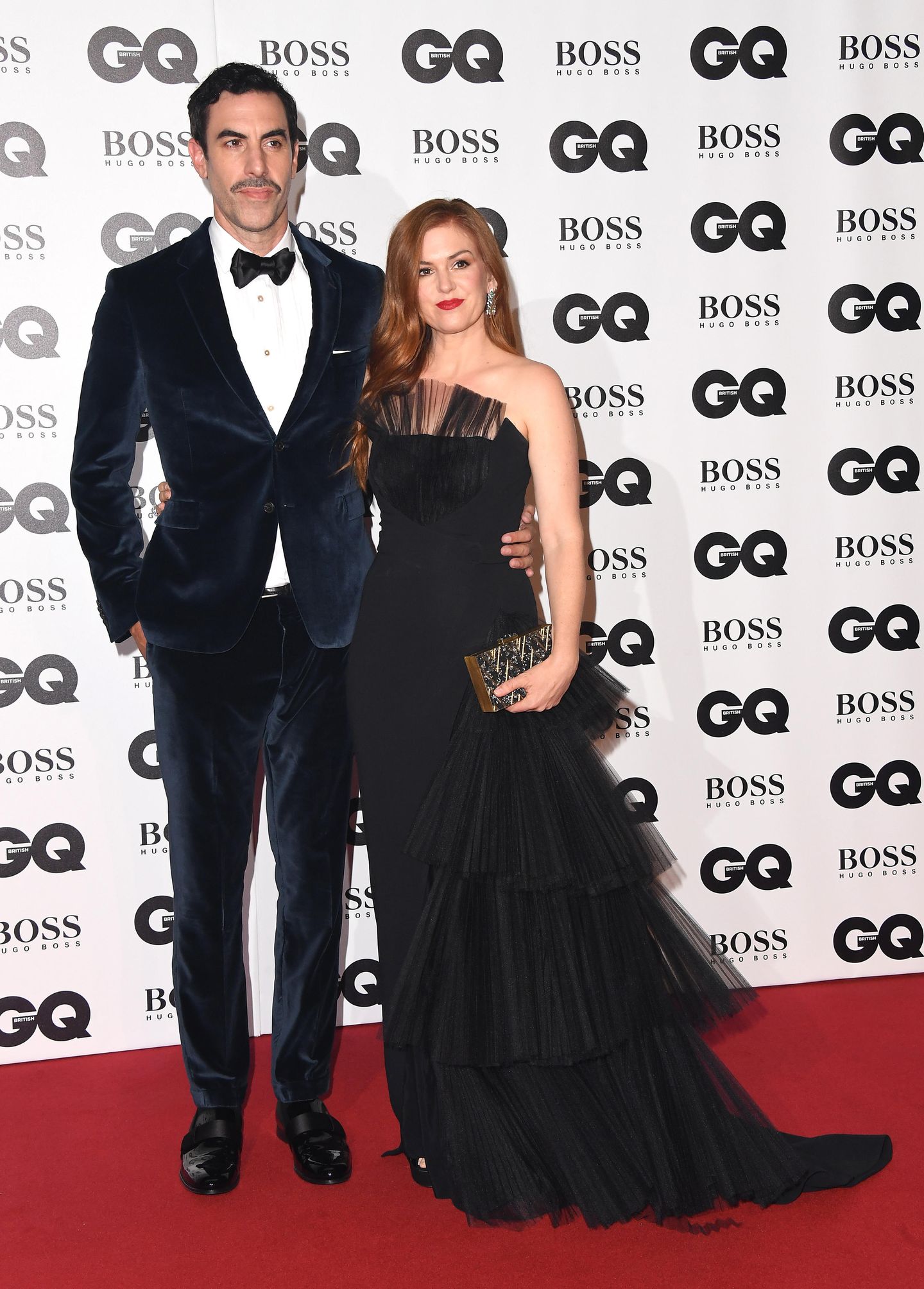 Stilvoller Auftritt von Comedian Sasha Baron Cohen und seiner Frau Isla Fisher: Er kam im dunkelblauen Samtanzug, sie in schwarzer Robe von Designerin Alberta Ferretti