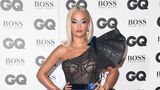 Sängerin Rita Ora wirkte wie eine Amazone von einem anderen Stern: Unter ihrem Luftpolsterfolien-Kleid blitzte die Unterwäsche hervor