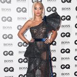 Sängerin Rita Ora wirkte wie eine Amazone von einem anderen Stern: Unter ihrem Luftpolsterfolien-Kleid blitzte die Unterwäsche hervor