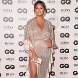 Model Chrissy Teigen machte die Flatter in einem schimmernden Fransenkleid mit hohem Beinschlitz
