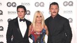 Designerin Donatella Versace schmückte sich mit den Schauspielern Richard Madden (l.) und Luke Evans. Ihr buntes Kleid war selbstverständlich eine Eigenkreation.