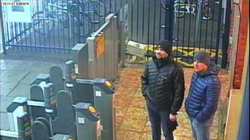 Geheimdienst hinter Anschlag?: Ein Bild einer Überwachungskamera zeigt die beiden Verdächtigen am Bahnhof von Salisbury am 3. März 2018 um 16:11 Uhr Ein Bild einer Überwachungskamera zeigt die beiden Verdächtigen am Bahnhof von Salisbury am 3. März 2018 um 16:11 Uhr