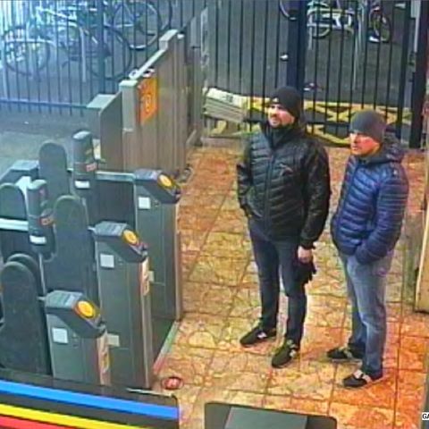 Ein Bild einer Überwachungskamera zeigt die beiden Verdächtigen am Bahnhof von Salisbury am 3. März 2018 um 16:11 Uhr