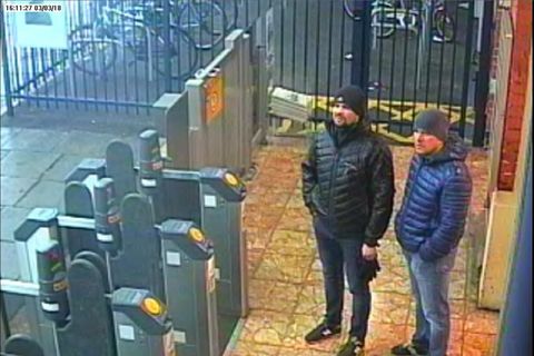 Ein Bild einer Überwachungskamera zeigt die beiden Verdächtigen am Bahnhof von Salisbury am 3. März 2018 um 16:11 Uhr