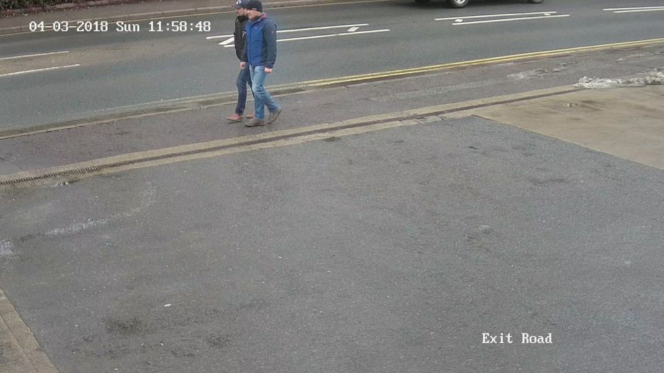 Geheimdienst hinter Anschlag?: Um 11.58 Uhr werden Alexander Petrow und Ruslan Boschirow am 4. März von einer Überwachungskamera in der Wilton Road gefilmt Um 11.58 Uhr werden Alexander Petrow und Ruslan Boschirow am 4. März von einer Überwachungskamera in der Wilton Road gefilmt