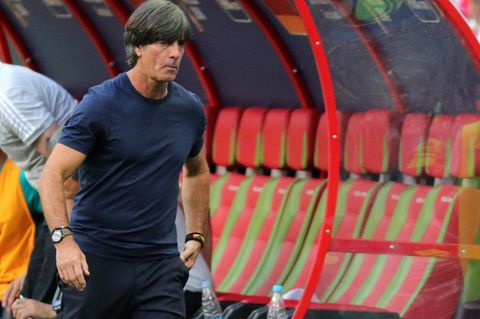 Joachim Löw muss mit ansehen, wie seine Mannschaft gegen Südkorea verliert und aus dem Turnier flieg