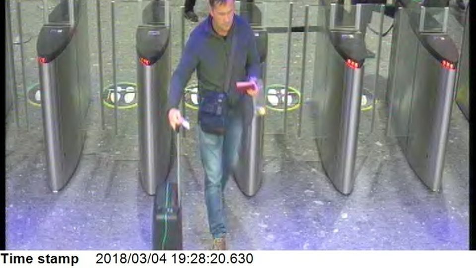Einer der Verdächtigen passiert um 19.28 Uhr die Sicherheitskontrollen am Flughafen Heathrow Einer der Verdächtigen passiert um 19.28 Uhr die Sicherheitskontrollen am Flughafen Heathrow