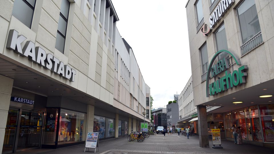 "Süddeutsche Zeitung": Karstadt schluckt Kaufhof - Nachrichten des Tages Filialen von Karstadt und Kaufhof