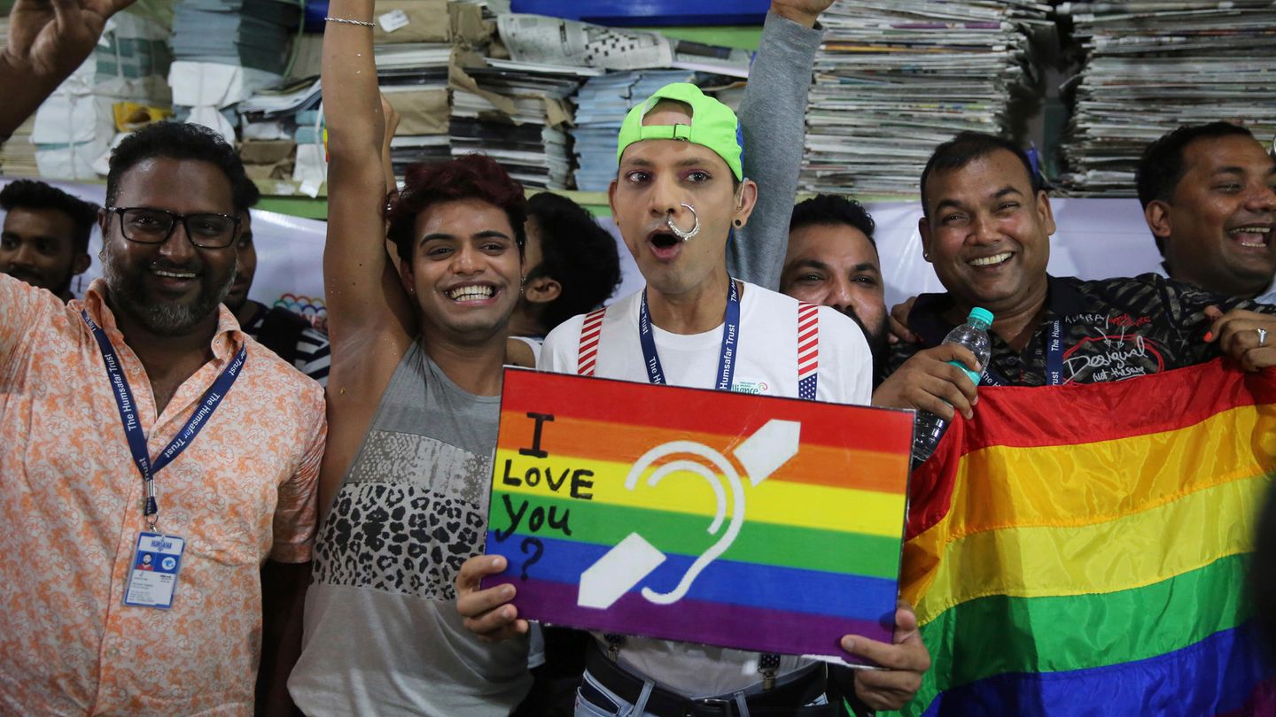 Unterstützer und Mitglieder der LGBT-Gemeinschaft feiern in Indien die Legalisierung von Sex von Homosexuellen