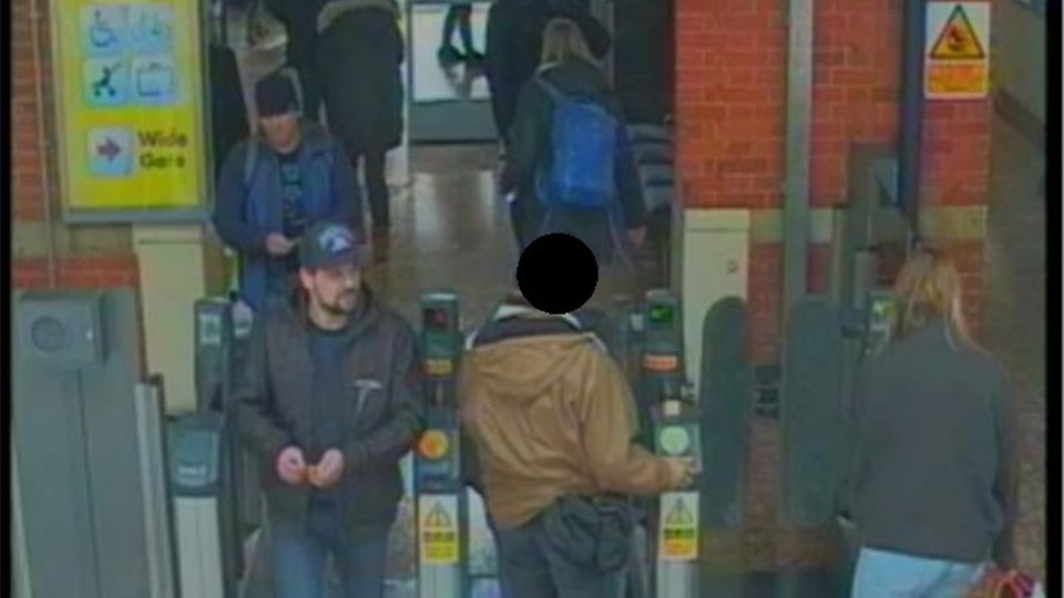 Die Verdächtigen am Bahnhof von Salisbury. Um 13.50 Uhr steigen sie in einen Zug. Die Verdächtigen am Bahnhof von Salisbury. Um 13.50 Uhr steigen sie in einen Zug.