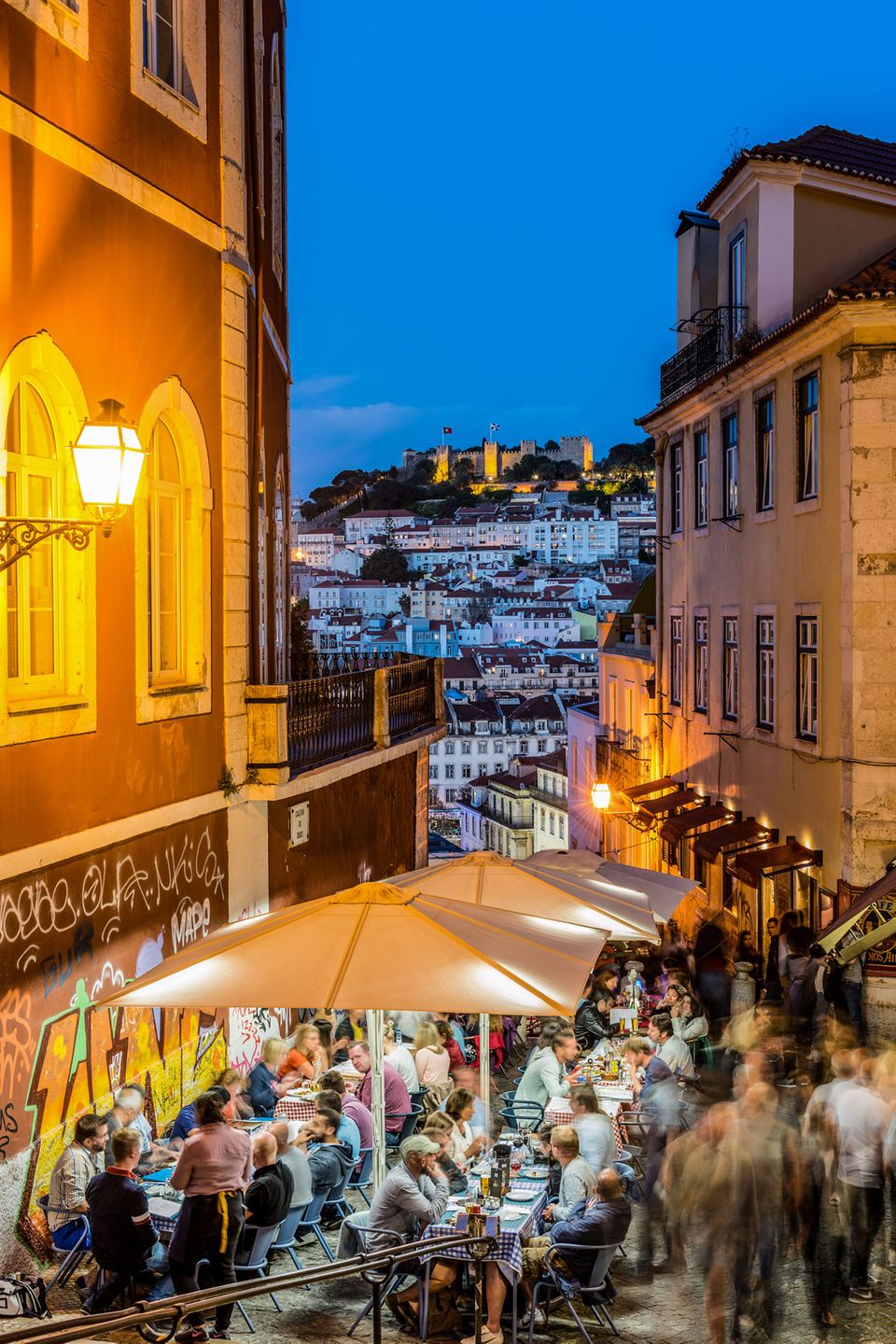 An Bord der "Aida Aura": Von der Weite und Leere eines Seetags zum genauen Gegenteil: Abends in Lissabon. Beim Landgang im Viertel Chiado konnte sich die Autorin Zeit lassen, durch die Calcada do Duque zu streifen, da das Schiff über Nacht festmachte. Von der Weite und Leere eines Seetags zum genauen Gegenteil: Abends in Lissabon. Beim Landgang im Viertel Chiado konnte sich die Autorin Zeit lassen, durch die Calcada do Duque zu streifen, da das Schiff über Nacht festmachte.