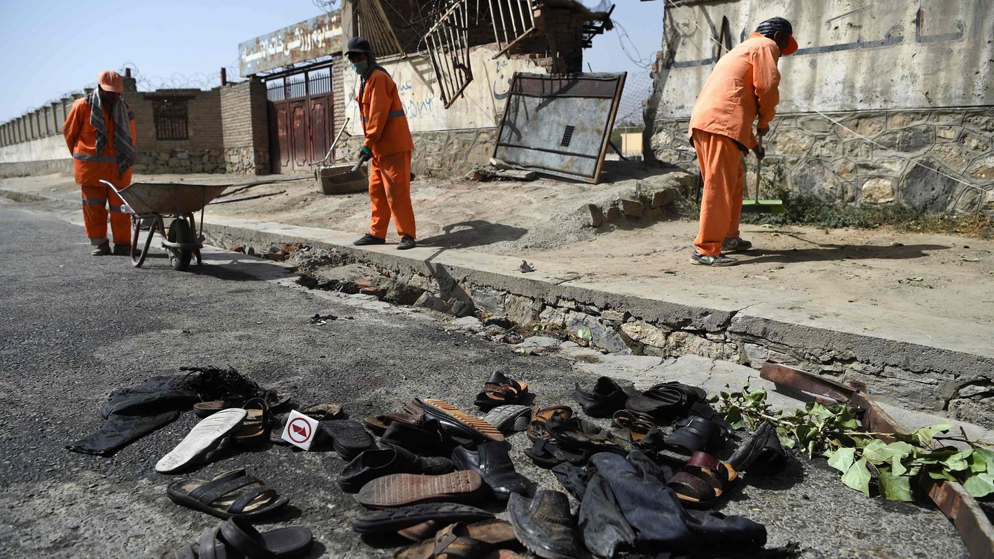 Nach einem Anschlag in Afghanistans Hauptstadt Kabul räumen Männer die Straßen auf
