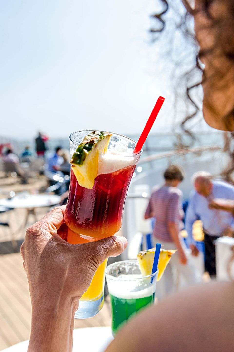 An Bord der "Aida Aura": Die Autorin schnappte als stille Beobachterin auf dem Sonnendeck die kleinen Dialoge einer Kreuzfahrt auf: "Ach, Drinks sind nicht inbegriffen?" Die Autorin schnappte als stille Beobachterin auf dem Sonnendeck die kleinen Dialoge einer Kreuzfahrt auf: "Ach, Drinks sind nicht inbegriffen?"