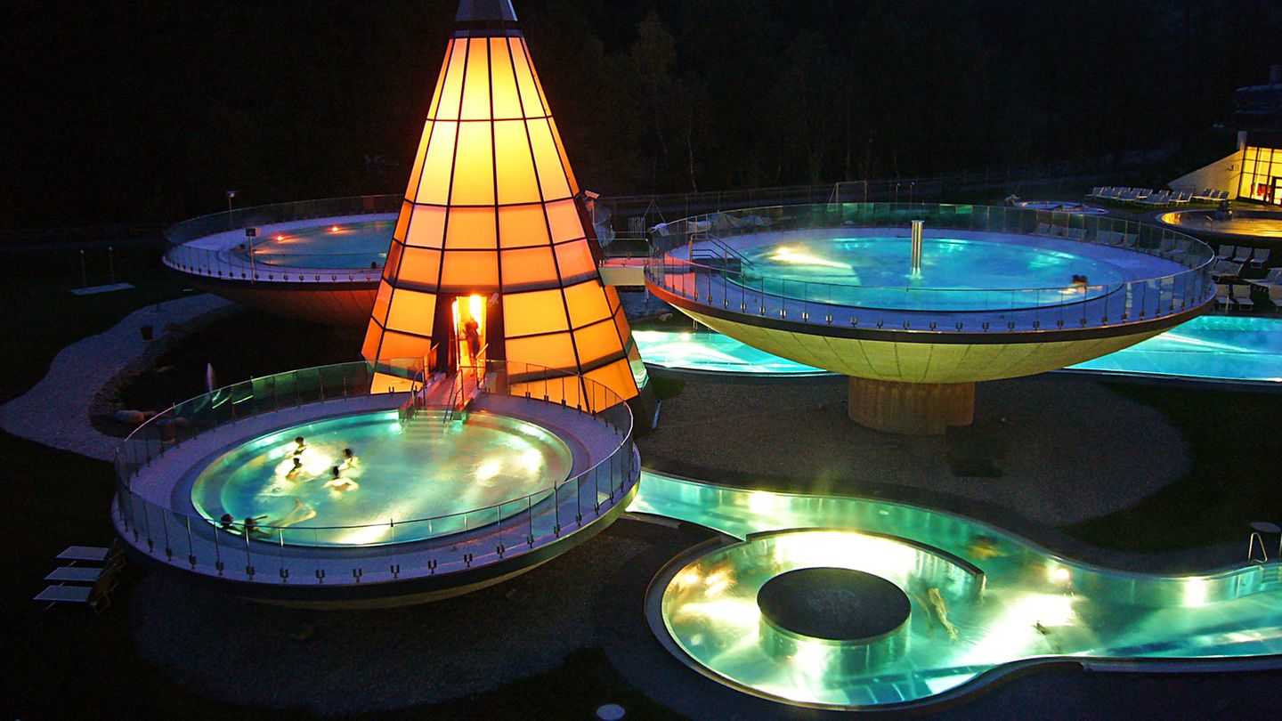 Wellness  Abtauchen ins warme Wasser - zu jeder Jahreszeit. Nicht nur in den unterschiedlich heißen Becken des Aqua Dome in Längenfeld im Ötztal kann man sich stundenlang entspannen. Ebenso locken die Alpentherme in Ehrenberg, die Erlebnistherme im Zillertal oder die Wave Wörgler Wasserwelt. Diese Einrichtungen sorgen für Wellness, Wohlbefinden, Wasserspaß.