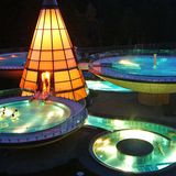 Wellness  Abtauchen ins warme Wasser - zu jeder Jahreszeit. Nicht nur in den unterschiedlich heißen Becken des Aqua Dome in Längenfeld im Ötztal kann man sich stundenlang entspannen. Ebenso locken die Alpentherme in Ehrenberg, die Erlebnistherme im Zillertal oder die Wave Wörgler Wasserwelt. Diese Einrichtungen sorgen für Wellness, Wohlbefinden, Wasserspaß.