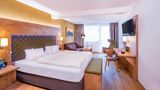 Bio-Hotels  In Sachen Hotels besteht in Tirol eine große Vielfalt. Nicht nur bei der Kategorie Wellness haben die Hoteliers Maßstäbe gesetzt, sondern auch bei der Rubrik Bio-Hotels: Das beginnt bei den Wänden, wie hier im Leutascherhof (Foto), dessen Wände in den neuen Zimmern aus Lehm gebaut wurden. Der Baustoff reguliert das Raumklima auf natürliche Weise. Und endet beim Essen, das möglichst nur Produkte aus der Region enthält.