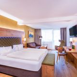 Bio-Hotels  In Sachen Hotels besteht in Tirol eine große Vielfalt. Nicht nur bei der Kategorie Wellness haben die Hoteliers Maßstäbe gesetzt, sondern auch bei der Rubrik Bio-Hotels: Das beginnt bei den Wänden, wie hier im Leutascherhof (Foto), dessen Wände in den neuen Zimmern aus Lehm gebaut wurden. Der Baustoff reguliert das Raumklima auf natürliche Weise. Und endet beim Essen, das möglichst nur Produkte aus der Region enthält.