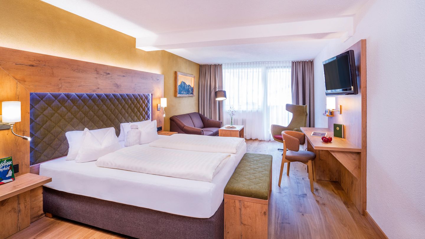 Bio-Hotels  In Sachen Hotels besteht in Tirol eine große Vielfalt. Nicht nur bei der Kategorie Wellness haben die Hoteliers Maßstäbe gesetzt, sondern auch bei der Rubrik Bio-Hotels: Das beginnt bei den Wänden, wie hier im Leutascherhof (Foto), dessen Wände in den neuen Zimmern aus Lehm gebaut wurden. Der Baustoff reguliert das Raumklima auf natürliche Weise. Und endet beim Essen, das möglichst nur Produkte aus der Region enthält.