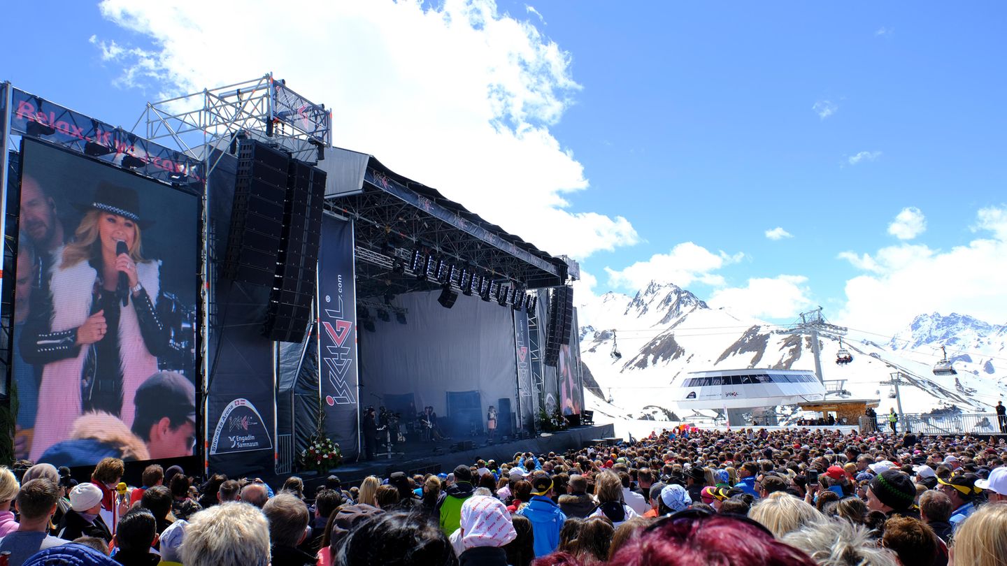 Tirol von A-Z: Skiopening Zum Saisonauftakt herrscht zwischen den Skiorten in den Alpen ein intensiver Wettbewerb: Wer etwas auf sich hält, verpflichtet große Stars und lässt es zum Skiopening richtig krachen - oder zum Ende der Saison. Beim "Top of the Mountain Closing Concert“ im April trat Helene Fischer vor 26.000 Zuschauern in Ischgl auf - ein Rekord. Skiopening Zum Saisonauftakt herrscht zwischen den Skiorten in den Alpen ein intensiver Wettbewerb: Wer etwas auf sich hält, verpflichtet große Stars und lässt es zum Skiopening richtig krachen - oder zum Ende der Saison. Beim "Top of the Mountain Closing Concert“ im April trat Helene Fischer vor 26.000 Zuschauern in Ischgl auf - ein Rekord.