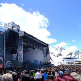 Skiopening  Zum Saisonauftakt herrscht zwischen den Skiorten in den Alpen ein intensiver Wettbewerb: Wer etwas auf sich hält, verpflichtet große Stars und lässt es zum Skiopening richtig krachen - oder zum Ende der Saison. Beim "Top of the Mountain Closing Concert“ im April trat Helene Fischer vor 26.000 Zuschauern in Ischgl auf - ein Rekord.