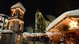 Adventszeit  Eine Kombination für die Sinne, bestehend aus Schnee, Glühwein, Lebkuchenduft und Handwerkskunst: Auf den traditionellen Christkindlmärkten des Landes kommt man schnell in Weihnachtsstimmung. Ob Haller Adventsmarkt, Bergweihnacht in Innsbruck oder Weihnachtsmarkt in Seefeld (Foto) vor der Pfarrkirche St. Oswald am Marktplatz.