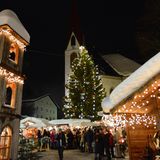Adventszeit  Eine Kombination für die Sinne, bestehend aus Schnee, Glühwein, Lebkuchenduft und Handwerkskunst: Auf den traditionellen Christkindlmärkten des Landes kommt man schnell in Weihnachtsstimmung. Ob Haller Adventsmarkt, Bergweihnacht in Innsbruck oder Weihnachtsmarkt in Seefeld (Foto) vor der Pfarrkirche St. Oswald am Marktplatz.