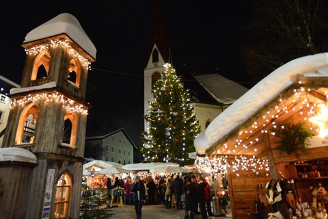 Adventszeit  Eine Kombination für die Sinne, bestehend aus Schnee, Glühwein, Lebkuchenduft und Handwerkskunst: Auf den traditionellen Christkindlmärkten des Landes kommt man schnell in Weihnachtsstimmung. Ob Haller Adventsmarkt, Bergweihnacht in Innsbruck oder Weihnachtsmarkt in Seefeld (Foto) vor der Pfarrkirche St. Oswald am Marktplatz.