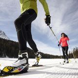 Langlauf  Der aus Skandinavien stammende Wintersport wird immer beliebter. Das gleichmäßige Gleiten in der Loipe steht für ein intensives Erlebnis in der Natur und ist durch die Körperhaltung besonders gesund. Außerdem muss man sich nicht am Lift anstellen, und das Verletzungsrisiko ist viel geringer als bei anderen Winteraktivitäten auf Brettern. In Tirol stehen rund 4000 Kilometer gut präparierter Loipen zur Auswahl.