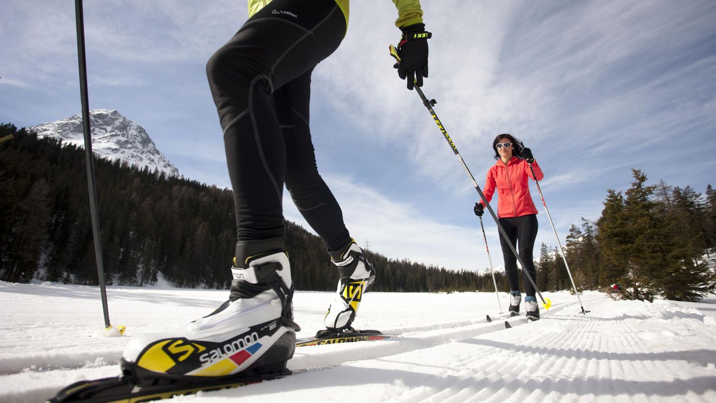 Tirol von A-Z: Langlauf Der aus Skandinavien stammende Wintersport wird immer beliebter. Das gleichmäßige Gleiten in der Loipe steht für ein intensives Erlebnis in der Natur und ist durch die Körperhaltung besonders gesund. Außerdem muss man sich nicht am Lift anstellen, und das Verletzungsrisiko ist viel geringer als bei anderen Winteraktivitäten auf Brettern. In Tirol stehen rund 4000 Kilometer gut präparierter Loipen zur Auswahl. Langlauf Der aus Skandinavien stammende Wintersport wird immer beliebter. Das gleichmäßige Gleiten in der Loipe steht für ein intensives Erlebnis in der Natur und ist durch die Körperhaltung besonders gesund. Außerdem muss man sich nicht am Lift anstellen, und das Verletzungsrisiko ist viel geringer als bei anderen Winteraktivitäten auf Brettern. In Tirol stehen rund 4000 Kilometer gut präparierter Loipen zur Auswahl.