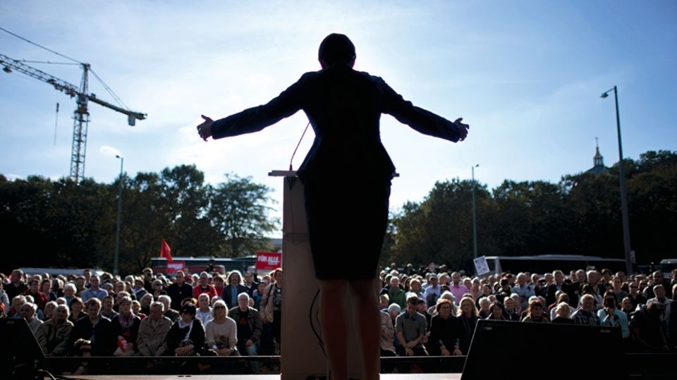 Wagenknecht war vier Jahre lang bis 2014 Stellvertretende Parteivorsitzende der Linken. Seit Oktober 2015 führt sie gemeinsam mit Dietmar Bartsch die Bundestagsfraktion