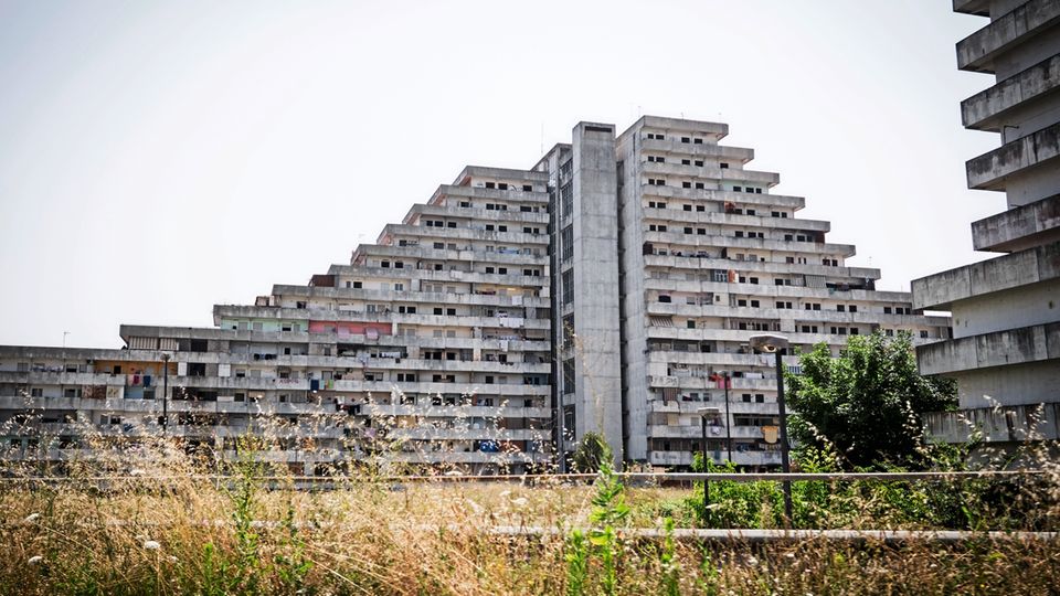 Neapel: "Segel" heißt dieser Betonklotz im Viertel Scampia im Norden Neapels. Einst Vorzeigesozialbau, ist er heute Drogenumschlagplatz und Kulisse für Mafiafilme. "Segel" heißt dieser Betonklotz im Viertel Scampia im Norden Neapels. Einst Vorzeigesozialbau, ist er heute Drogenumschlagplatz und Kulisse für Mafiafilme.