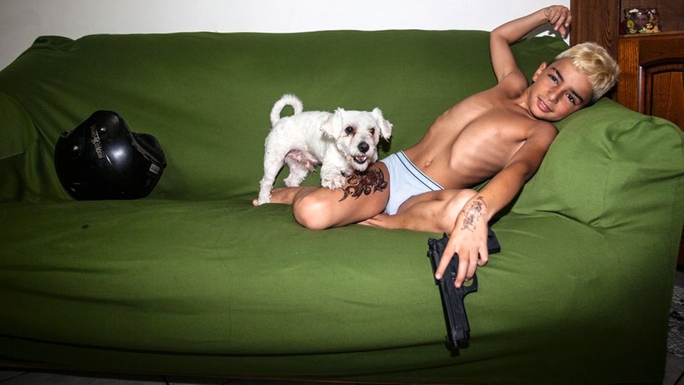 Neapel: Emanuele mit Hund Luca und Spielzeugpistole Emanuele mit Hund Luca und Spielzeugpistole