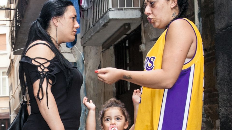 Neapel: Valentina (r.) mit Nachbarin und Tochter Patrizia, die Familien in den Gassen halten zusammen Valentina (r.) mit Nachbarin und Tochter Patrizia, die Familien in den Gassen halten zusammen