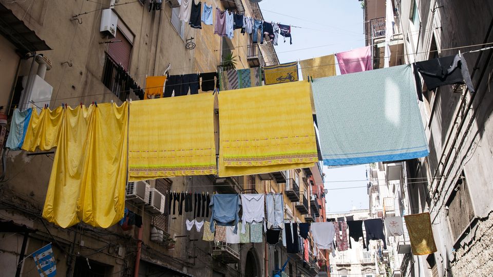 Neapel: In den engen Gassen der Altstadt stehen seit Jahren Häuser leer, Putz bröckelt, Fenster bleiben verrammelt In den engen Gassen der Altstadt stehen seit Jahren Häuser leer, Putz bröckelt, Fenster bleiben verrammelt