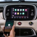 Im Fiat 500X lassen sich nun auch Smartphones einbinden