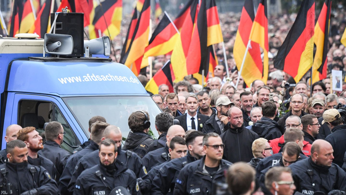 Der thüringische AfD-Politiker marschiert mit Parteikollegen und anderen Rechtsnationalen auf der Demo in Chemnitz