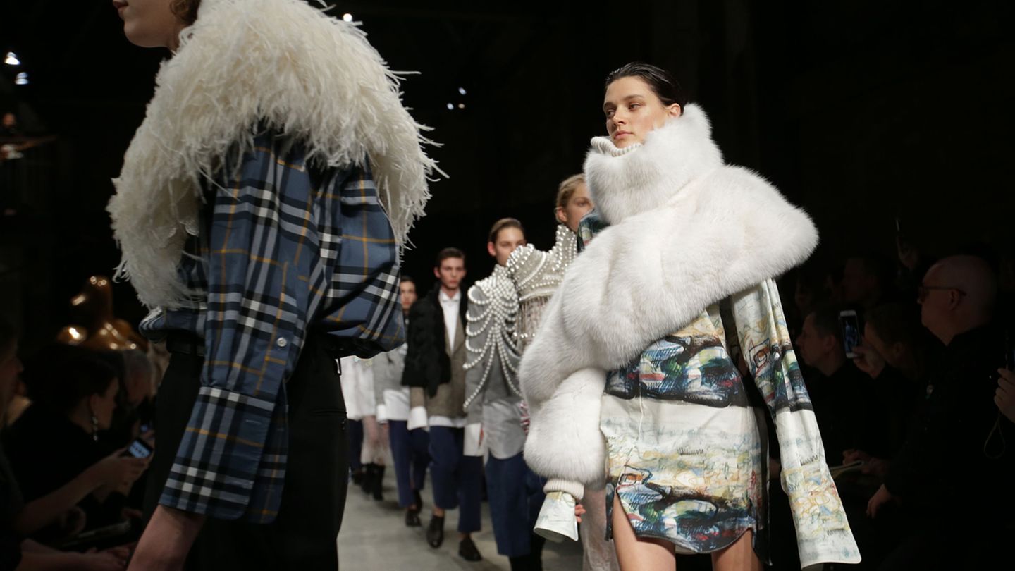Models präsentieren Burberry-Kleidung