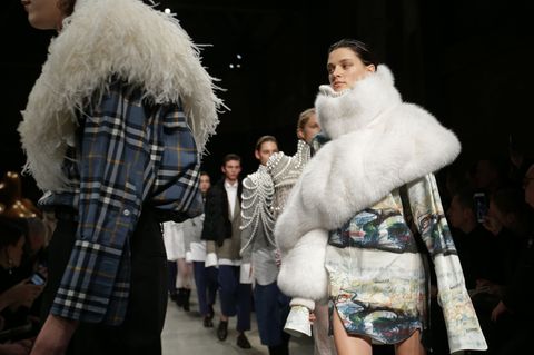 Models präsentieren Burberry-Kleidung
